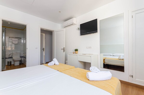 6 Schlafzimmer, Zimmersafe, Bügeleisen/Bügelbrett, Reisekinderbett