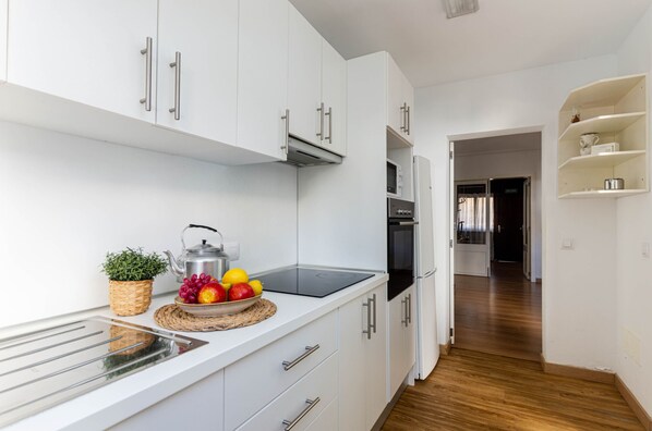 Réfrigérateur, micro-ondes, four, cafetiÚre/bouilloire