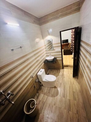 Bathroom - Hotel Kameshut Garden Bar and Restaurant (Varanasi)