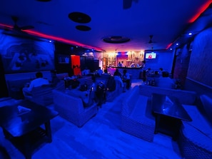 Living area - Hotel Kameshut Garden Bar and Restaurant (Varanasi)