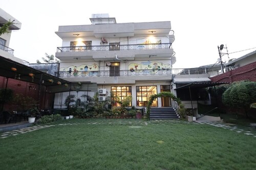 Hotel Kameshut Garden Bar and Restaurant