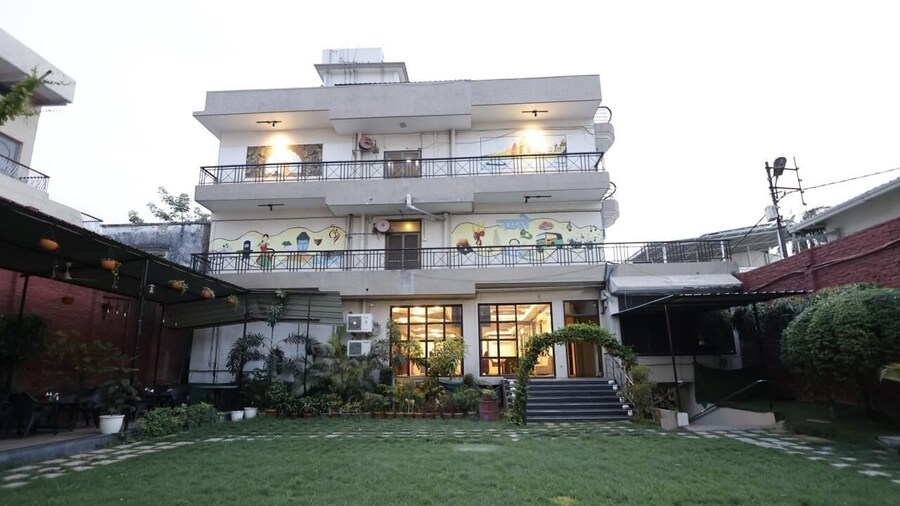 Hotel Kameshut Garden Bar and Restaurant