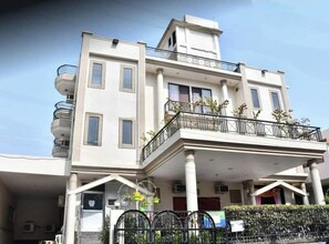 Front of property - Hotel Kameshut Garden Bar and Restaurant (Varanasi)