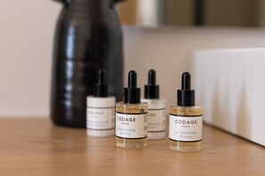 Suite, 1 cama King size, balcón, vista al mar | Baño | Regadera, amenidades de baño gratuitas, secadora de cabello, pantuflas 