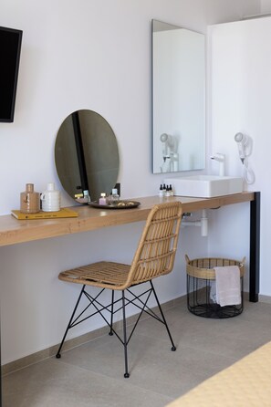 Suite - 1 kingsize-seng - balkon - havudsigt | 1 soveværelse, pengeskab på værelset, individuelt design