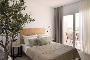 Suíte luxo, sacada, vista para o mar | 1 quarto, cofres nos quartos, cortinas blackout
