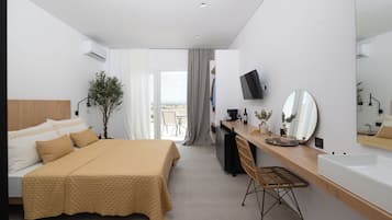 Suite, 1 trÚs grand lit, balcon, vue mer | 1 chambre, coffres-forts dans les chambres, décoration personnalisée