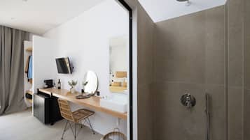 Suite, 1 cama King size, balcón, vista al mar | 1 habitación y caja de seguridad en la habitación