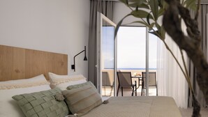 Un dormitorio con una cama grande, cabecera de madera y vistas a un balcón con mesa y sillas.