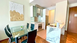 Apartamento luxo, 1 quarto, vista para a piscina | Opções para refeição no quarto