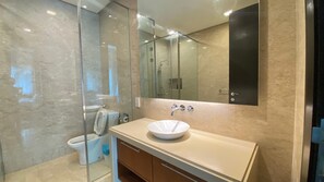 Apartemen Deluks, 1 kamar tidur, pemandangan kolam renang | Kamar mandi | Pengering rambut, kloset, handuk, dan sabun