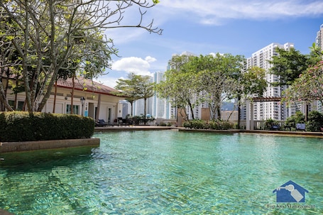 Una piscina al aire libre