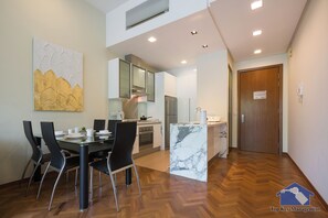 Apartamento luxo, 1 quarto, vista para a piscina | Opções para refeição no quarto