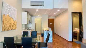 Deluxe Apartment, 1 Bedroom, Pool View | In-room dining