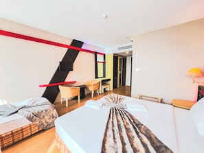 Chambre Triple Standard, balcon, vue partielle sur la mer | 1 chambre, chambres insonorisées