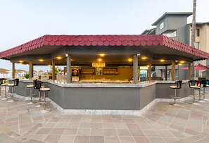 2 bars/lounges
