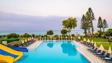 Seasonal outdoor pool, pool umbrellas, sun loungers