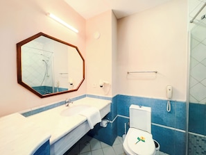 Chambre Triple Standard, balcon, vue partielle sur la mer | Salle de bain