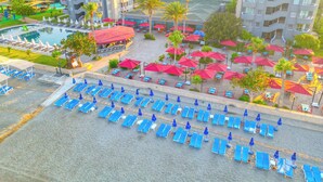 Un hotel con piscina, mobiliario exterior y vistas del entorno.