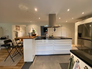 Frigorífico, microondas, horno y placa de cocina