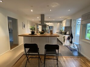 Frigorífico, microondas, horno y placa de cocina