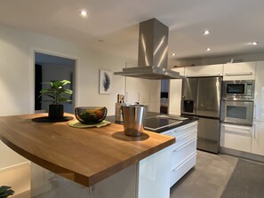 冷蔵庫、電子レンジ、オーブン、コンロ