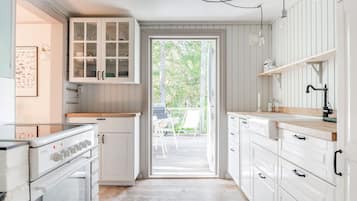 Micro-ondes, four, lave-vaisselle, cafetiĂšre/bouilloire