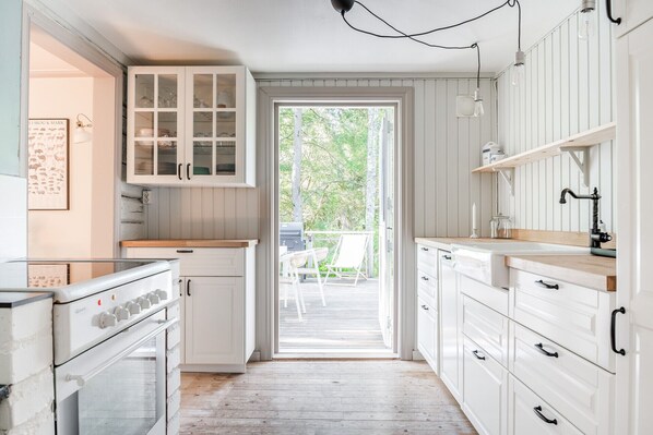 Microwave, oven, dishwasher, coffee/tea maker - Nice cottage privately in Rasjö, Månsarp | SE07002 (Månsarp)