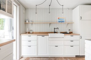 Microwave, oven, dishwasher, coffee/tea maker