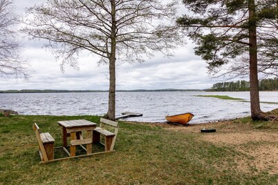 Holiday house with fantastic location and 300 m to its own lake shore | SE07003