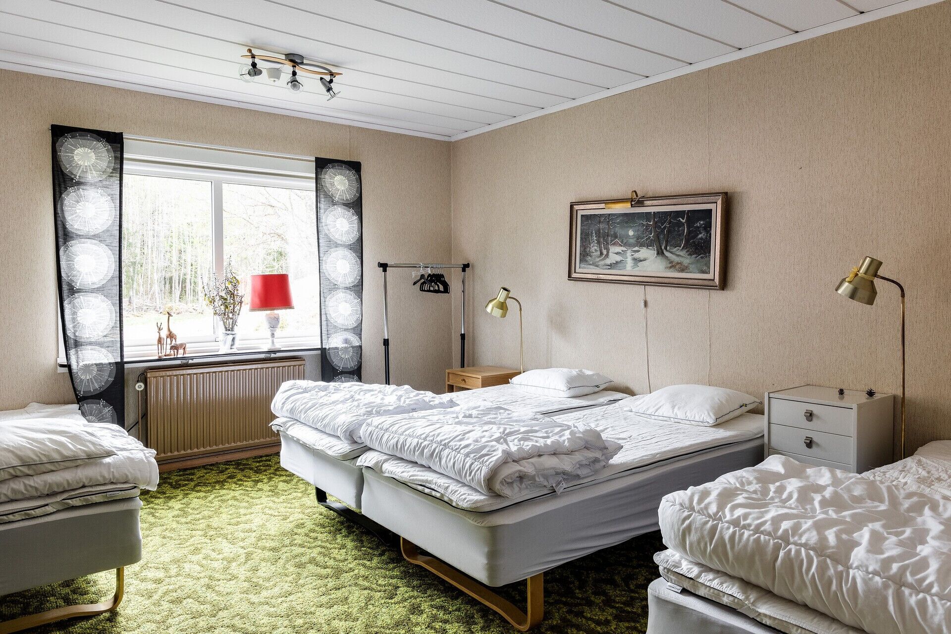 4 bedrooms, iron/ironing board, free WiFi