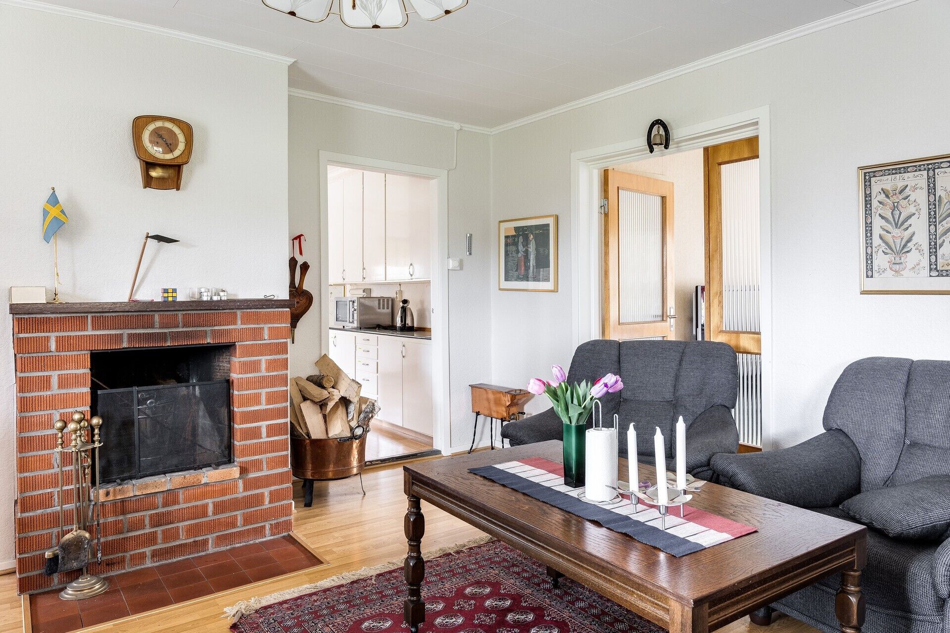 Télévision, cheminée, lecteur de DVD