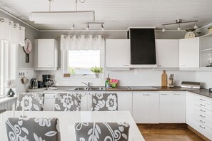 Fridge, microwave, oven, stovetop - Large and spacious accommodation on Donsö with ocean view| SE08030 (Donsö)