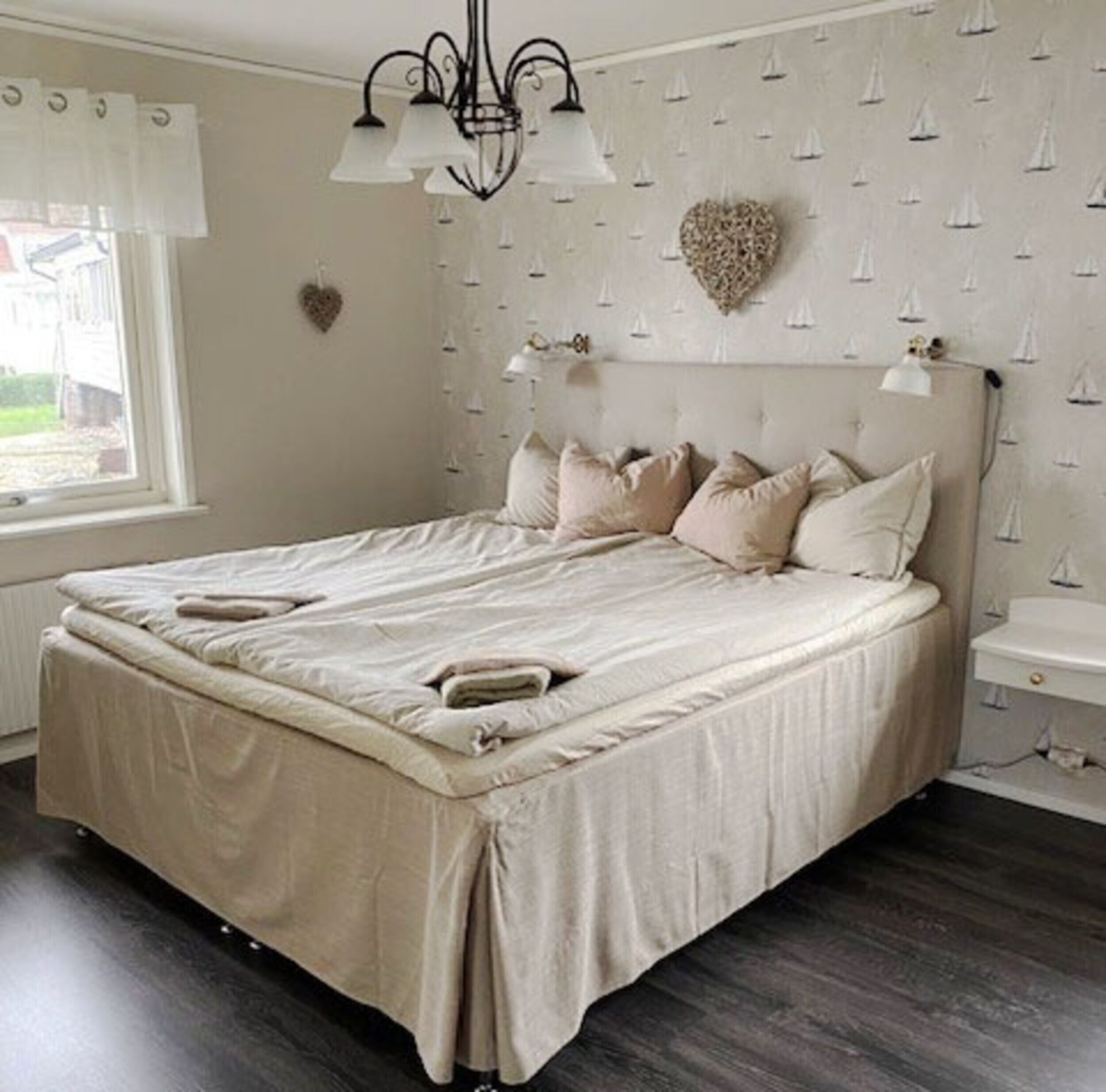 5 bedrooms, iron/ironing board, free WiFi, bed sheets