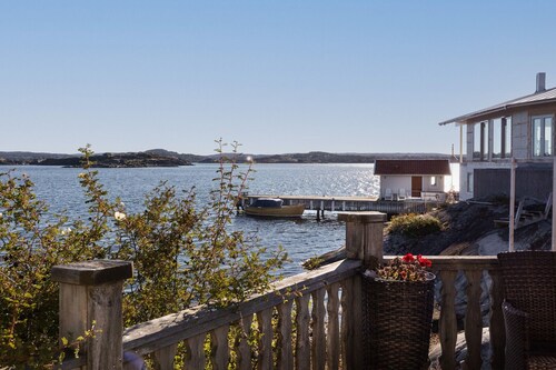 Holiday house with sea views and private beach on Tjörn | SE09009