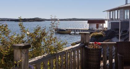 Holiday house with sea views and private beach on Tjörn | SE09009