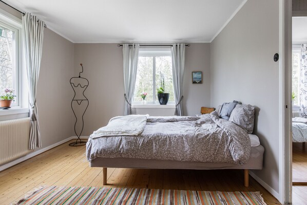 2 bedrooms, iron/ironing board, free WiFi