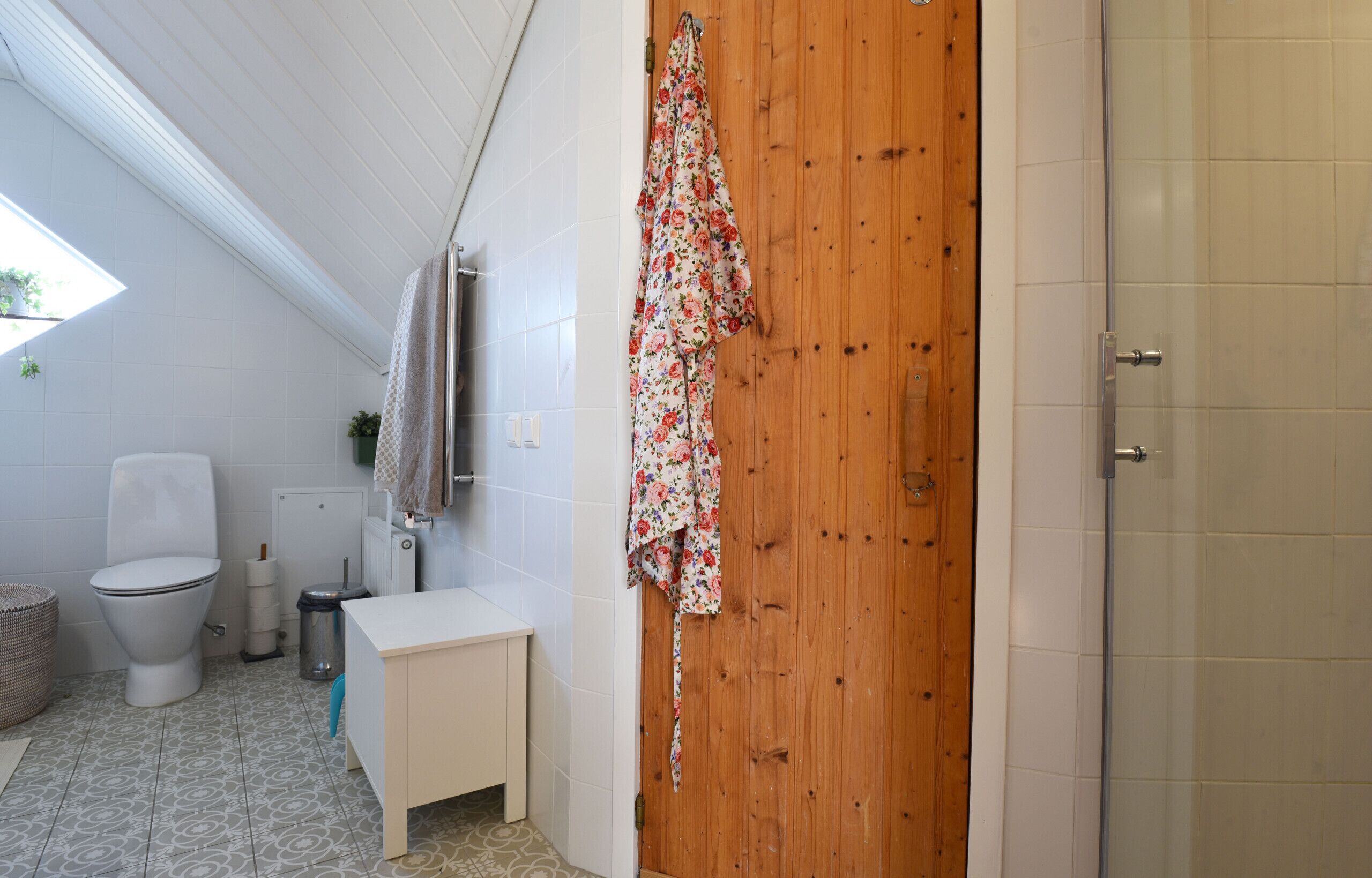 Ein Badezimmer mit Toilette, Bidet und Holztür.