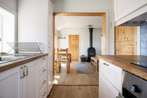 Kühlschrank, Mikrowelle, Ofen, Wasserkocher mit Kaffee-/Teezubehör