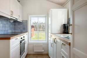 Kühlschrank, Mikrowelle, Ofen, Wasserkocher mit Kaffee-/Teezubehör
