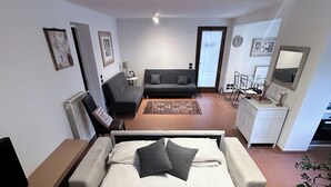 Une chambre moderne avec un grand lit, un canapé et un coin repas.