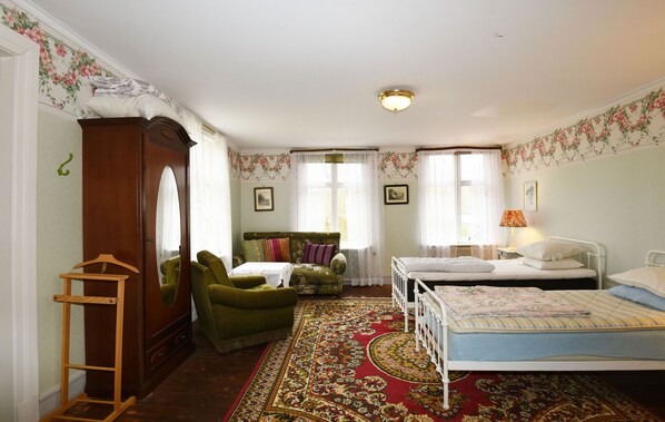 6 bedrooms, iron/ironing board, free WiFi