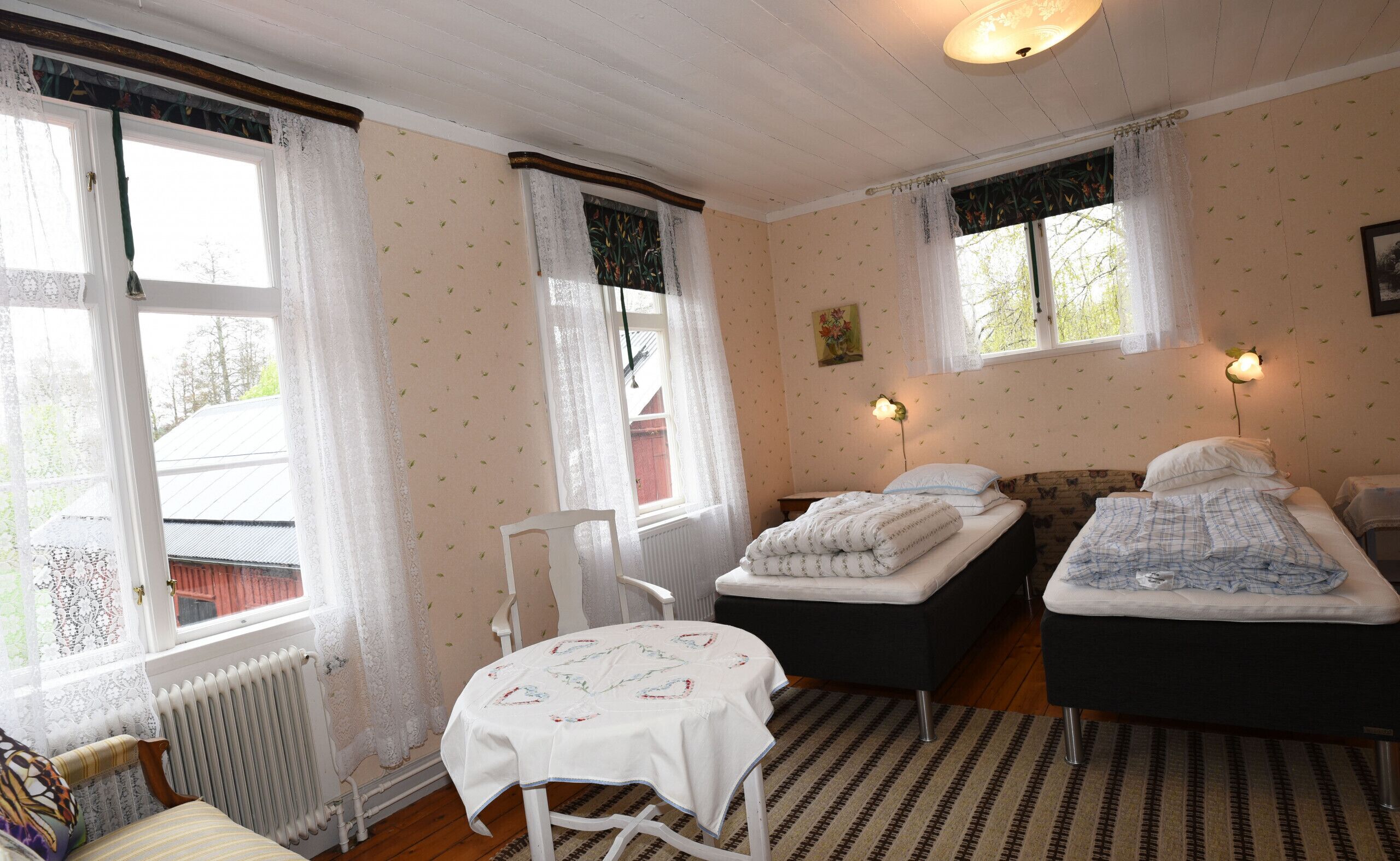 6 bedrooms, iron/ironing board, free WiFi