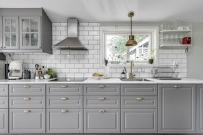 Réfrigérateur, four à micro-ondes, un four, surface de cuisson