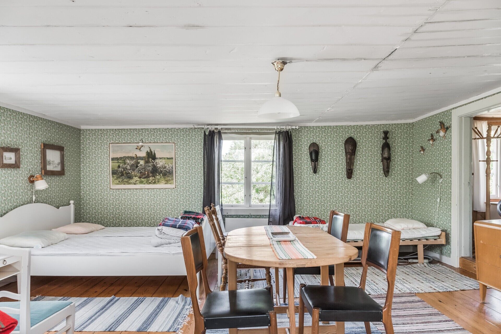 2 bedrooms, iron/ironing board