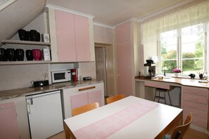 Kühlschrank, Mikrowelle, Ofen, Geschirrspüler