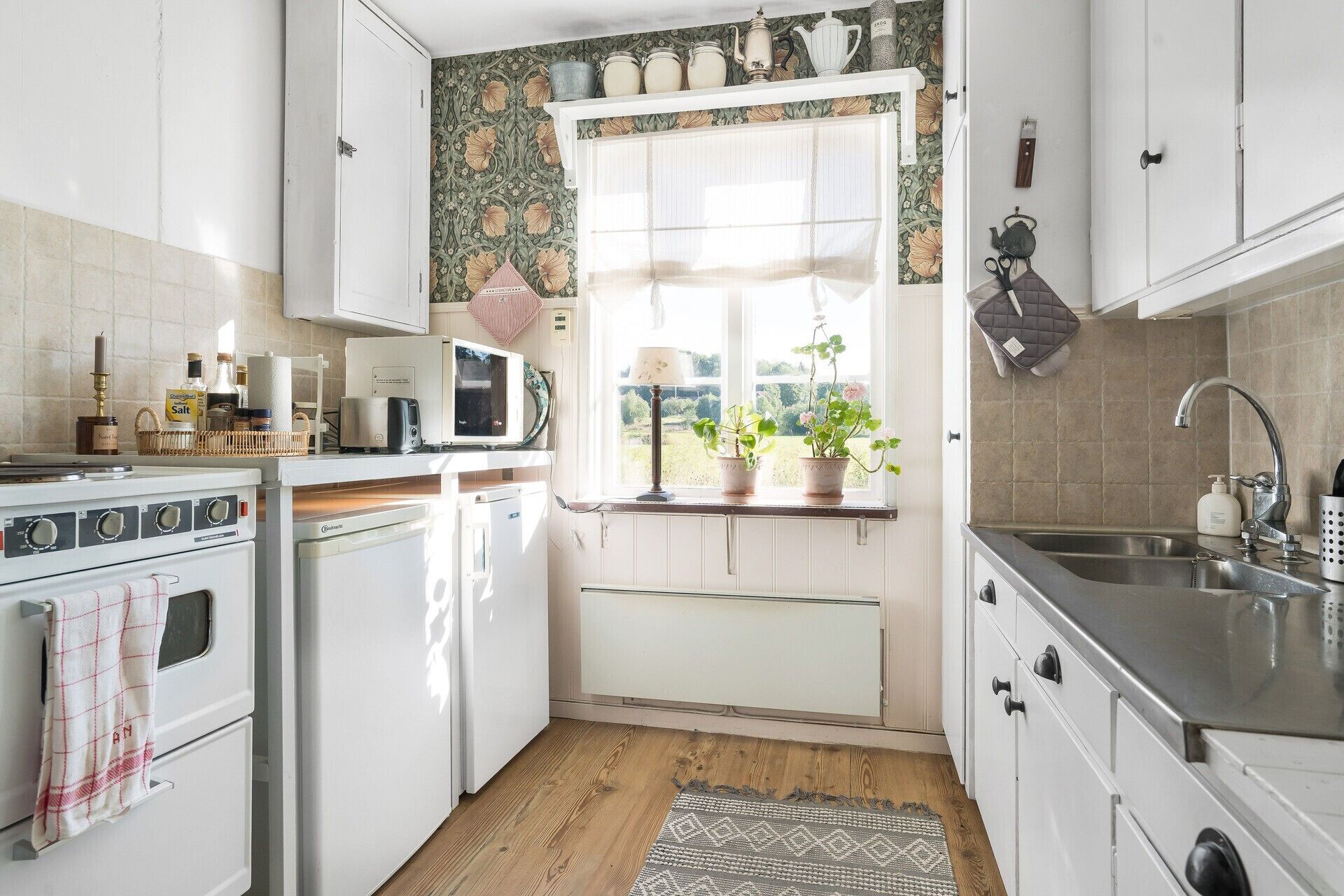 Kylskåp, mikrovågsugn, ugn och spishäll