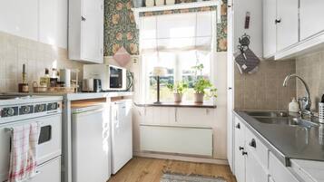 Kylskåp, mikrovågsugn, ugn och spishäll