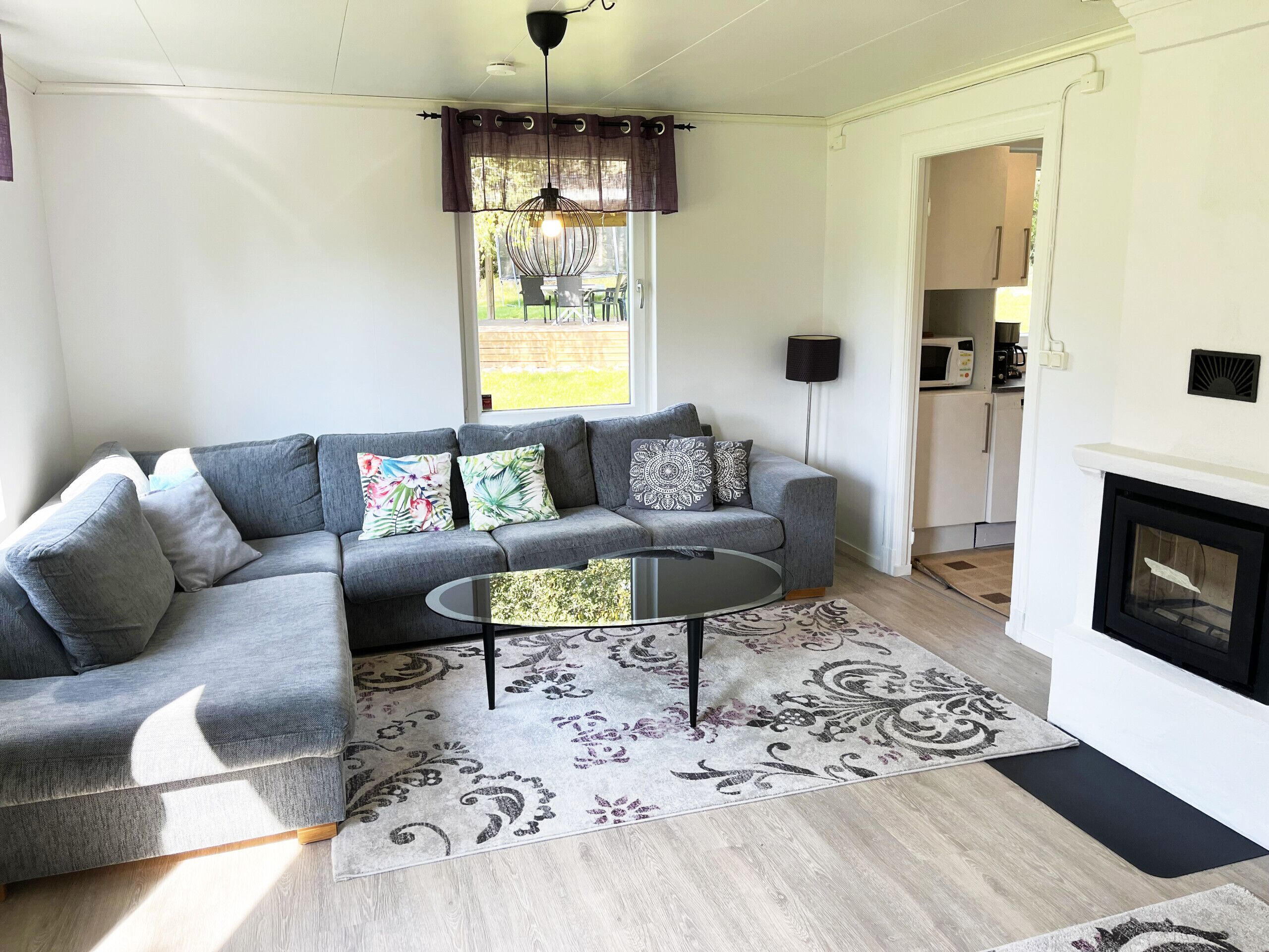 Televisión y chimenea 