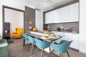 Fridge, oven, stovetop, dishwasher